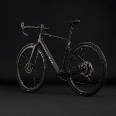 Elegantes schwarzes Carbon-Gravelbike mit breiten Reifen. Elegantes schwarzes Carbon-Gravelbike mit breiten Reifen.