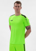 Ein Mann in einem neongrünen T-Shirt und Shorts mit schwarzen Details.