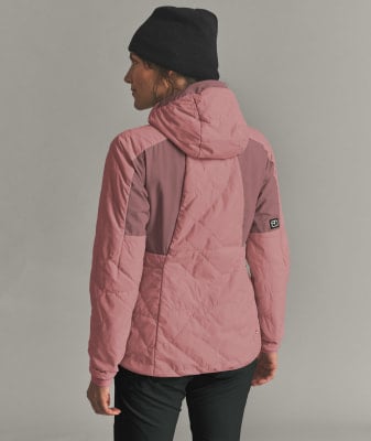 Eine gesteppte Damenjacke in Rosa mit Kapuze, von hinten gezeigt. Eine gesteppte Damenjacke in Rosa mit Kapuze, von hinten gezeigt.