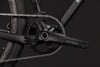 Detail des GRX-Kettenblatts an einem schwarzen Fahrrad mit Kette.