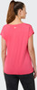 Frau in einem rosa T-Shirt mit Pferdeschwanz und gemusterten Leggings.