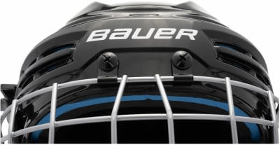 Schwarze Bauer Eishockeymaske mit Gitter und blauer Polsterung. Schwarze Bauer Eishockeymaske mit Gitter und blauer Polsterung.