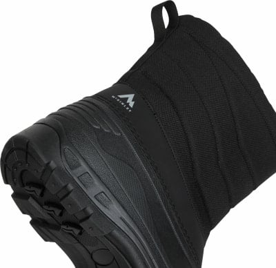 Schwarzer McKinley Winterschuh mit gestepptem Obermaterial und grober Sohle. Schwarzer McKinley Winterschuh mit gestepptem Obermaterial und grober Sohle.