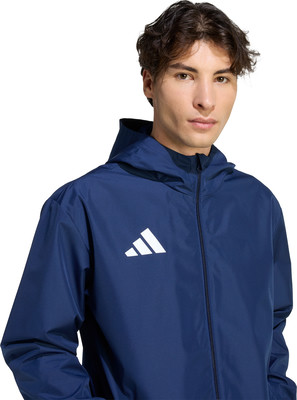 Mann in dunkelblauer Kapuzenjacke mit Adidas-Logo. Mann in dunkelblauer Kapuzenjacke mit Adidas-Logo.