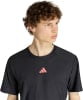 Herren-T-Shirt von Adidas in Schwarz mit rosa Logo auf der Brust.