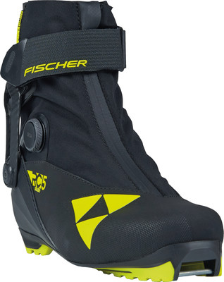 Schwarzer Fischer Langlaufschuh mit gelbem Logo und BOA-System.