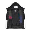Die Innenseite einer schwarzen Skijacke mit farbigen Einsätzen und Taschen.