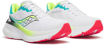 Weiße Saucony-Laufschuhe mit neongelben und türkisfarbenen Akzenten und einer rosa Sohle. Weiße Saucony-Laufschuhe mit neongelben und türkisfarbenen Akzenten und einer rosa Sohle.