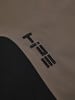 Das Logo T:IIE ist auf braunem Stoff mit schwarzem Einsatz aufgestickt.