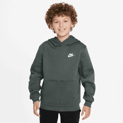 Junge in dunkelgrünem Nike Hoodie mit Kapuze und Logo. Junge in dunkelgrünem Nike Hoodie mit Kapuze und Logo.