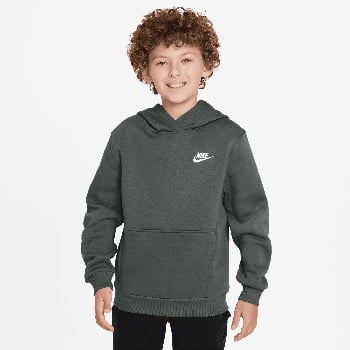 Junge in dunkelgrünem Nike Hoodie mit Kapuze und Logo.
