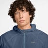 Mann in einer blauen Kapuzenjacke mit Nike-Logo.