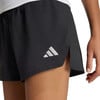 Schwarze Adidas Damenshorts mit Logo an der Seite und einem Schlitz am Bein.