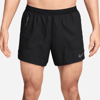 Čierne bežecké šortky Nike s logom a nápisom Aero-Fit.