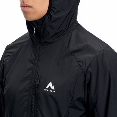 Čierna bunda s kapucňou a logom McKinley na hrudi, zapínanie na zips. Čierna bunda s kapucňou a logom McKinley na hrudi, zapínanie na zips.