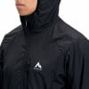 Čierna bunda s kapucňou a logom McKinley na hrudi, zapínanie na zips.