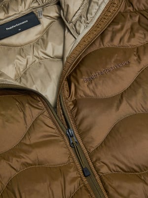 Detail einer Peak Performance Jacke mit Steppung und Logo. Detail einer Peak Performance Jacke mit Steppung und Logo.