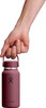 Eine Hand hält eine weinrote Hydro Flask Flasche mit Logo und Schriftzug.