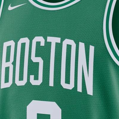 Grünes Trikot der Boston Celtics mit weißem Schriftzug BOSTON und Nike-Logo. Grünes Trikot der Boston Celtics mit weißem Schriftzug BOSTON und Nike-Logo.