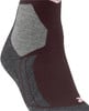 Braune Socken mit grauen und rosa Details, verstärkte Ferse und Spitze.