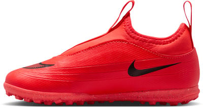 Rote Kinder-Turfschuhe von Nike mit schwarzem Logo und gewebter Oberfläche.