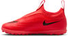 Rote Kinder-Turfschuhe von Nike mit schwarzem Logo und gewebter Oberfläche.
