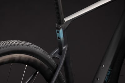 Detail eines Fahrradrahmens mit blauem Akzent und schwarzem Reifen. Detail eines Fahrradrahmens mit blauem Akzent und schwarzem Reifen.