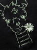 Gestickte Zeichnung einer Lama mit Blume auf schwarzem Hintergrund.