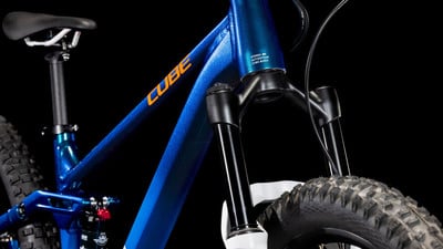 Detail eines Cube Mountainbikes mit blauem Rahmen und Federung.
