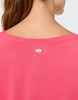 Detail des Kragens und Ausschnitts eines rosa T-Shirts mit Logo.