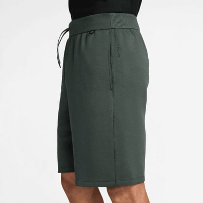 Herren dunkelgrüne Nike Shorts mit Logo und Kordelzug. Herren dunkelgrüne Nike Shorts mit Logo und Kordelzug.