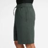 Herren dunkelgrüne Nike Shorts mit Logo und Kordelzug.