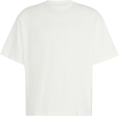 Ein weißes Adidas T-Shirt mit dezentem, geprägtem Logo auf der Brust. Ein weißes Adidas T-Shirt mit dezentem, geprägtem Logo auf der Brust.