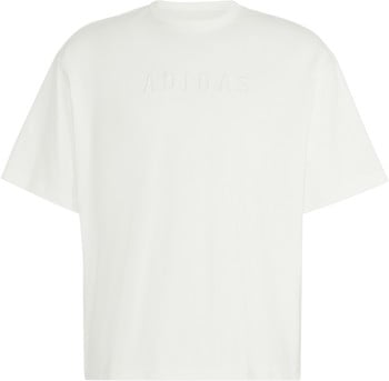 Ein weißes Adidas T-Shirt mit dezentem, geprägtem Logo auf der Brust.