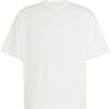 Ein weißes Adidas T-Shirt mit dezentem, geprägtem Logo auf der Brust.