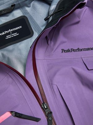 Lila Peak Performance Jacke mit Reißverschlussdetails und Markenlogo innen. Lila Peak Performance Jacke mit Reißverschlussdetails und Markenlogo innen.