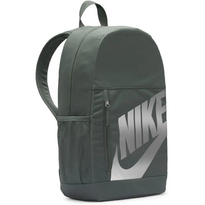 Šedý batoh Nike s velkým logem na přední straně a boční síťovanou kapsou.