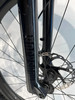 Detail einer Fahrrad-Vorderradgabel mit Scheibenbremse und Schriftzug.