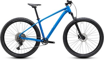Ein blaues Mountainbike mit Federgabel und Scheibenbremsen.