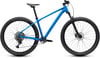Ein blaues Mountainbike mit Federgabel und Scheibenbremsen.