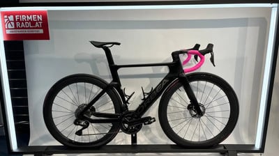Schwarzes Orbea Rennrad mit pinkem Lenkerband.
