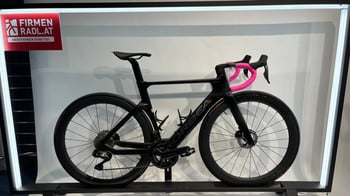Schwarzes Orbea Rennrad mit pinkem Lenkerband.