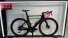 Schwarzes Orbea Rennrad mit pinkem Lenkerband.