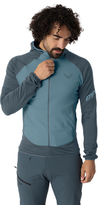 Mann in einer dunkelblauen Sporthose mit Kapuze und Hose. Mann in einer dunkelblauen Sporthose mit Kapuze und Hose.