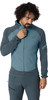 Mann in einer dunkelblauen Sporthose mit Kapuze und Hose.