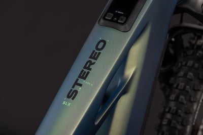 Rahmendetail eines E-Bikes mit STEREO-Schriftzug und Bosch-Logo.