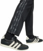 Schwarze Sporthose mit Streifen und Adidas-Sneakers für Herren.