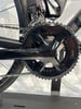 Detail des Kettenblatts und der Kette an einem schwarzen Fahrrad von Shimano.