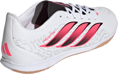 Fehér Adidas Predator futballcipő rózsaszín csíkokkal és gumitalppal. Fehér Adidas Predator futballcipő rózsaszín csíkokkal és gumitalppal.