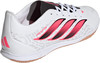 Fehér Adidas Predator futballcipő rózsaszín csíkokkal és gumitalppal.